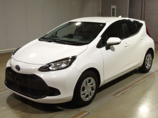 TOYOTA AQUA 2024