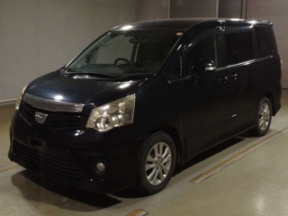 TOYOTA NOAH 2011