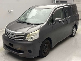 TOYOTA NOAH 2013
