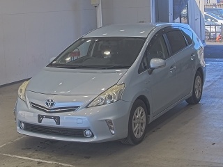 TOYOTA PRIUS ALPHA 2013