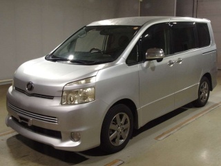 TOYOTA VOXY 2010