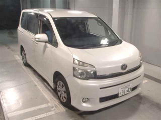 TOYOTA VOXY 2013